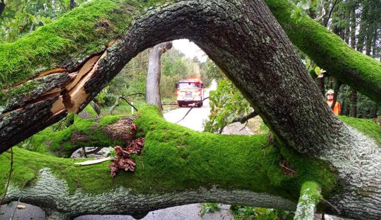 Druhý povodňový den: Hasiči evakuovali 24 osob a komplikace Lužnici a Nežárce