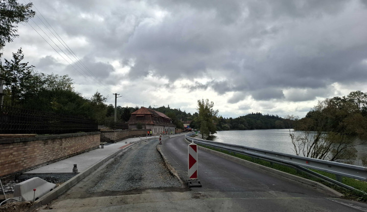 Ve Lnářích tento týden zprovozní část opravovaného úseku, práce na kruhovém objezdu budou pokračovat