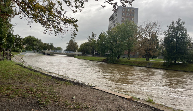 Od zítřka budou znovu platit modré zóny. Část protipovodňových bariér zmizí
