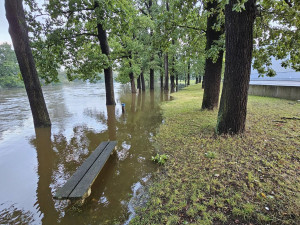 Lužnice z Rožmberku začala přetékat bezpečnostním přelivem. Řeky v Budějcích už mají klesat