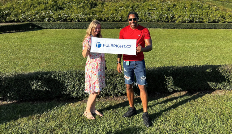 Americký asistent Issac Mcgee a české kolegyně ze Střední školy obchodní na přípravném školení k programu na Zámku Liblice, 29. srpna 2024.