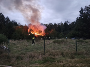 Ve shořelém domě našli hasiči mrtvé tělo, policie nařídila pitvu. Hašení ohně komplikovala smečka rotvajlerů