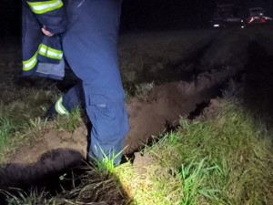 Ve shořelém domě našli hasiči mrtvé tělo, policie nařídila pitvu. Hašení ohně komplikovala smečka rotvajlerů