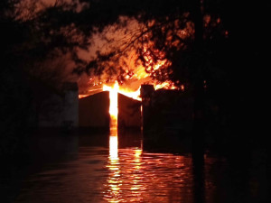Ve shořelém domě našli hasiči mrtvé tělo, policie nařídila pitvu. Hašení ohně komplikovala smečka rotvajlerů