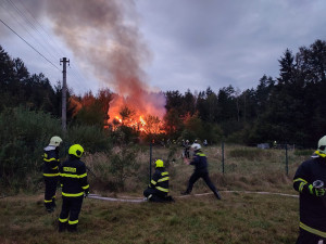 Ve shořelém domě našli hasiči mrtvé tělo, policie nařídila pitvu. Hašení ohně komplikovala smečka rotvajlerů
