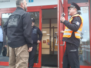 Student poslal anonymní výhružku do školy. Policie ho během několika hodin dopadla