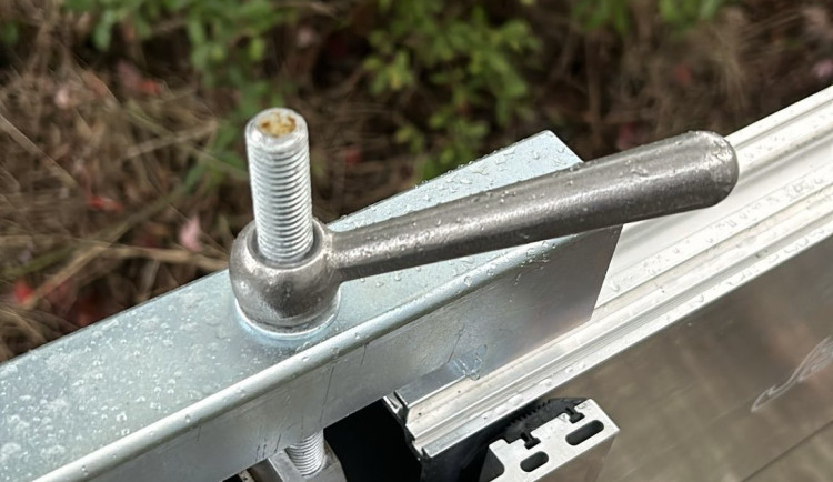 Děti v Písku montovaly šrouby z protipovodňové stěny a házely je do řeky. Zadržela je policie