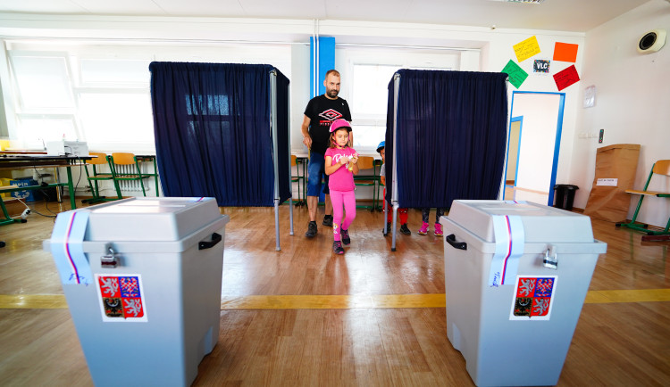 První den voleb je za námi. Místnosti si opět otevřou zítra ráno.