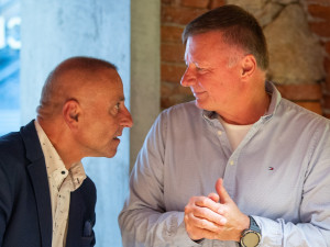 Zleva Roman Kubíček a Ladislav Ondřich, kandidát na senátora ve volebním štábu ANO po skončení krajských voleb a prvního kola voleb do Senátu. Foto: ČTK/Václav Pancer