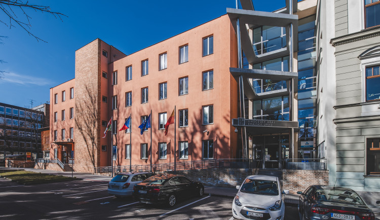 Přehled nových zastupitelů Jihočeského kraje. Kdo získal nově mandát?