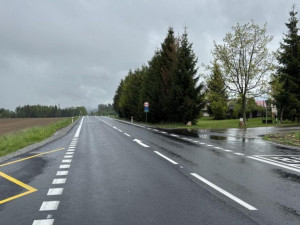 Silnice I/3 mezi Hubenovem a Kaplicí se opravuje. Jezdí se kyvadlově