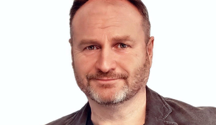 Kandidát do Senátu za SPD Dopita si na svou podporu zve propagandistku, která opěvuje okupaci z roku 1968