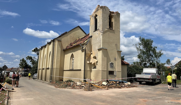 Rozbořený kostel se stal smutným symbolem ničivého tornáda. Každý rok připomene tragédii zvoněním