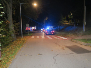 Muž na elektrokoloběžce nedal přednost autu a havaroval. Po nehodě zůstal v bezvědomí