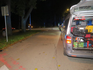 Muž na elektrokoloběžce nedal přednost autu a havaroval. Po nehodě zůstal v bezvědomí