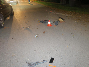 Muž na elektrokoloběžce nedal přednost autu a havaroval. Po nehodě zůstal v bezvědomí