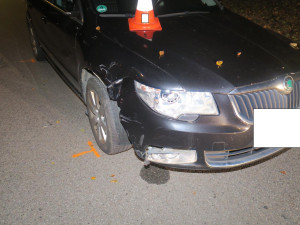 Muž na elektrokoloběžce nedal přednost autu a havaroval. Po nehodě zůstal v bezvědomí