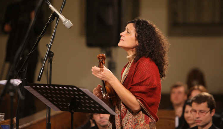 Iva Bittová vystoupí v Českých Budějovicích na podporu Salesiánského střediska mládeže