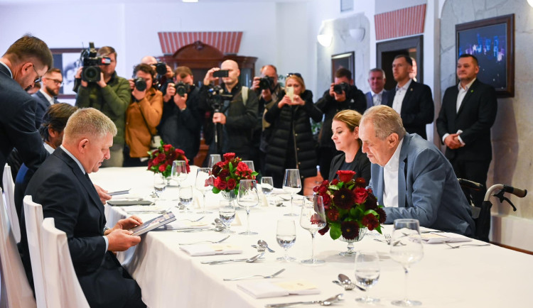 FOTO: Miloš Zeman oslavil jubileum v hotelu Štekl. Gratulovali mu Fico, Kaliňák i čínský velvyslanec