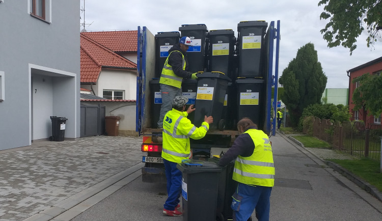 České Budějovice nadále rozšiřují projekt třídění odpadů od prahu domů