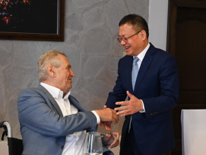 Miloš Zeman oslavil jubileum v hotelu Štekl. Gratulovali mu Fico, Kaliňák i čínský velvyslanec.