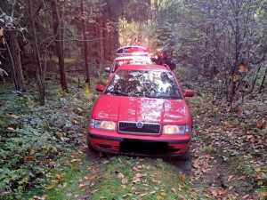 Mladý muž se zákazem řízení ujížděl před policií. Zastavila ho až prostřelená pneumatika