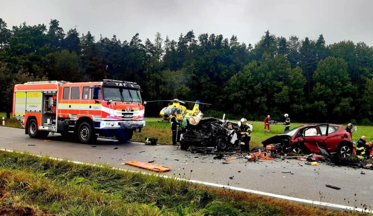 U Týna nad Vltavou se srazila dvě auta. Starší řidička nehodu nepřežila