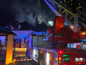 Hasiči likvidovali požár domu v Budějcích. Škoda je téměř milion korun