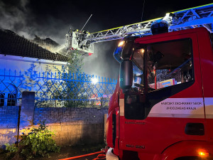 Hasiči likvidovali požár domu v Budějcích. Škoda je téměř milion korun