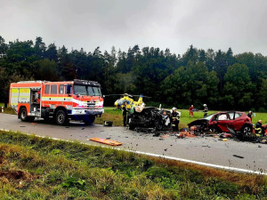 U Týna nad Vltavou se srazila dvě auta. Starší řidička nehodu nepřežila