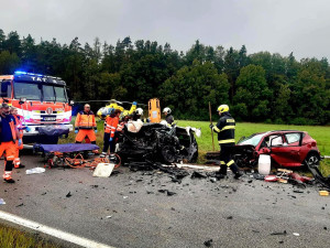 U Týna nad Vltavou se srazila dvě auta. Starší řidička nehodu nepřežila