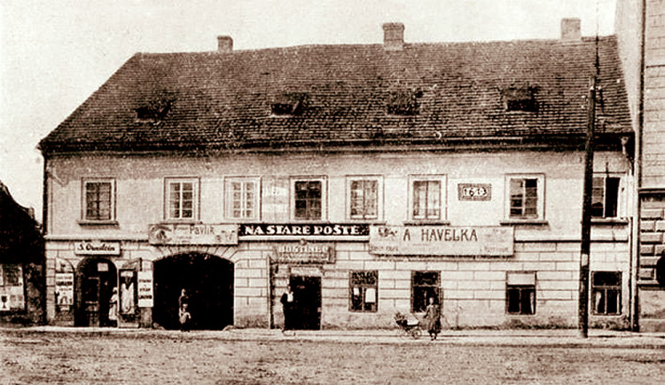 Stará pošta na Pražské. Sídlila tam v hostinci už od roku 1533. Patří k poštovní historii. Zvláštní je, že poslední stavitel Černé věže Vincenc Vogarelli se na poštu přiženil a stal se poštmistrem.