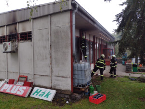 Hustý kouř a plameny v oknech, táborští hasiči bojovali s požárem obchodu