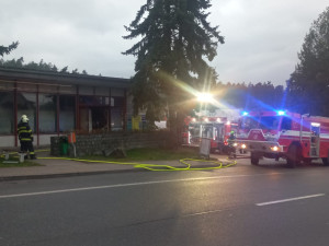 Hustý kouř a plameny v oknech, táborští hasiči bojovali s požárem obchodu