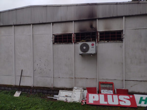 Hustý kouř a plameny v oknech, táborští hasiči bojovali s požárem obchodu