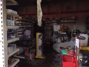 Hustý kouř a plameny v oknech, táborští hasiči bojovali s požárem obchodu