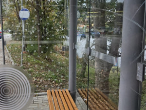 Novou zastávku v Českém Krumlově poničili vandalové dřív, než na ní zastavil první autobus