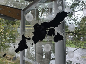 Novou zastávku v Českém Krumlově poničili vandalové dřív, než na ní zastavil první autobus