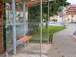 Novou zastávku v Českém Krumlově poničili vandalové dřív, než na ní zastavil první autobus