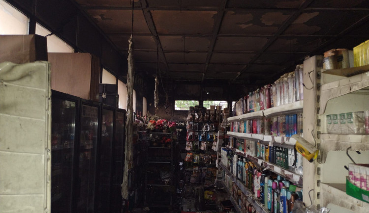 Hustý kouř a plameny v oknech, táborští hasiči bojovali s požárem obchodu