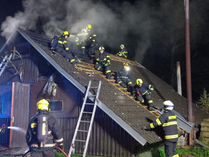 Ve Žďáře hořela myslivna, hasiči požár zkrotili za méně než dvě hodiny