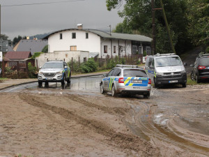 Práce policistů během povodní byla klíčová. Mnozí nasazovali vlastní životy