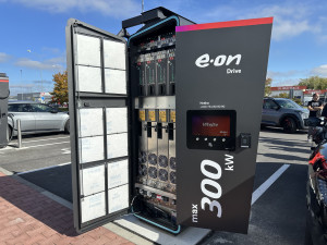 E.ON otevřel v Českých Budějovicích nový dobíjecí hub, napájet může až 10 elektroaut najednou