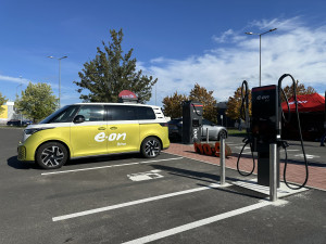E.ON otevřel v Českých Budějovicích nový dobíjecí hub, napájet může až 10 elektroaut najednou