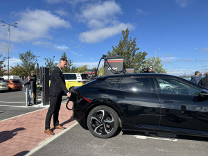 E.ON otevřel v Českých Budějovicích nový dobíjecí hub, napájet může až 10 elektroaut najednou