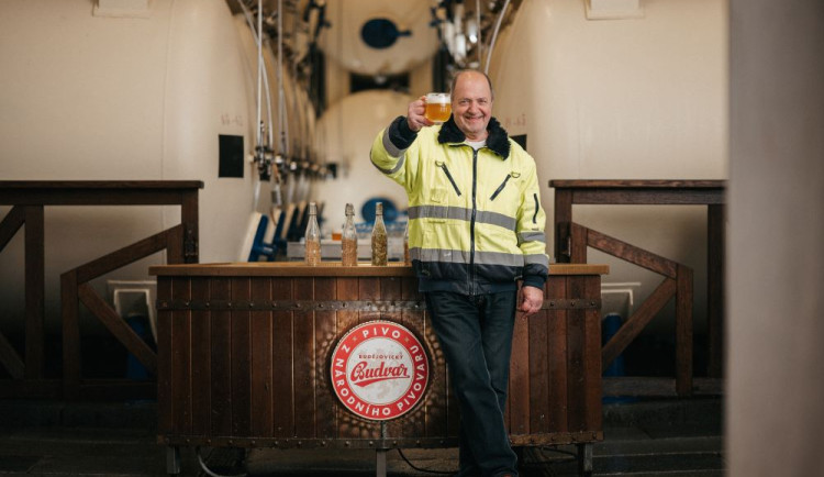 Kdysi stál v čele laboratoře Budějovického Budvaru. Dnes Jan Krátký pomáhá návštěvníkům pochopit kouzlo výroby piva