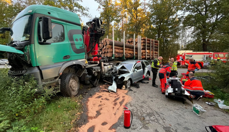 U obce Mláka se srazil kamion s osobním automobilem, pro těžce zraněného řidiče přiletěl vrtulník