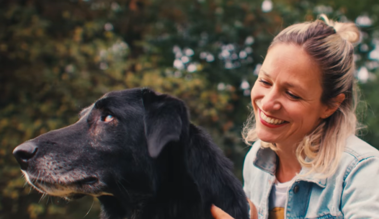 VIDEO: Benny, kterého někdo postřelil a pohřbil, je hvězdou dobročinného klipu. Policie případ stále vyšetřuje
