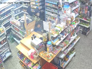 Ozbrojený recidivista vykradl v Písku malý obchod, za pár minut se do něj vrátil a zkusil to podruhé