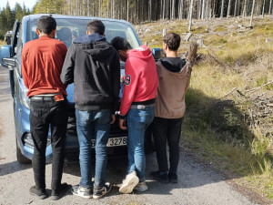 Migranti chtěli přes Šumavu do Německa, cestu jim zablokoval nakladač s dřívím